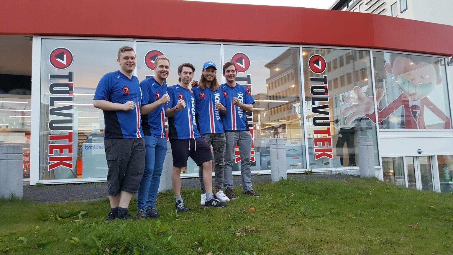 Íslenska CS:GO landsliðið keppir í dag við Belgíu Íslenski CS:GO landsliðshópurinn