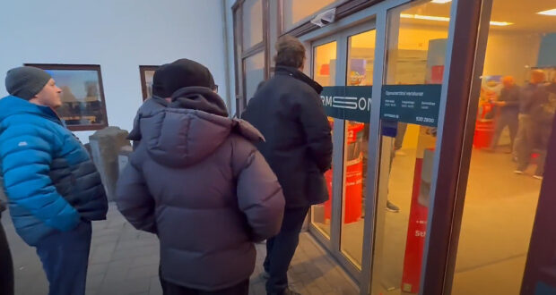 Löng röð myndaðist í Lagmúla fyrir frumsölu Nintendo Switch 2
