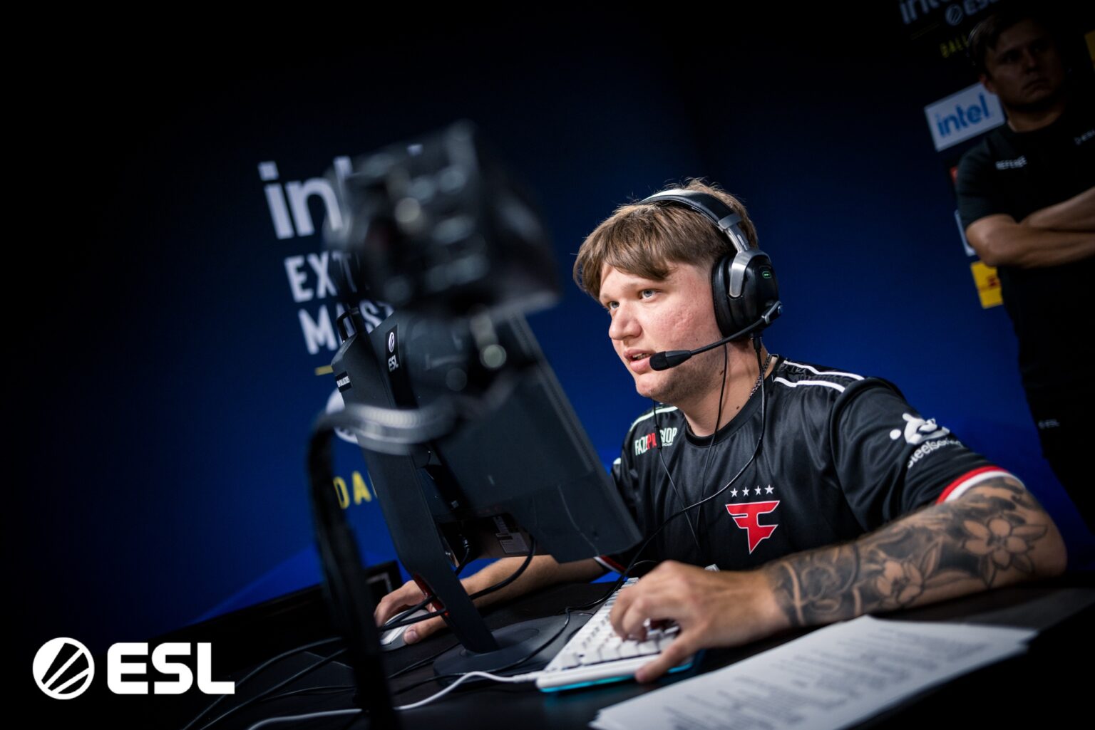Hvað þéna atvinnumenn í Counter-Strike? Oleksandr „s1mple“ Kostyliev, einn þekktasti leikmaður Counter-Strike í heiminum, að störfum með FaZe Clan á Intel Extreme Masters móti í Dallas 2025. Efstu atvinnumenn í CS2 njóta nú sambærilegra kjara og margir atvinnuíþróttamenn.