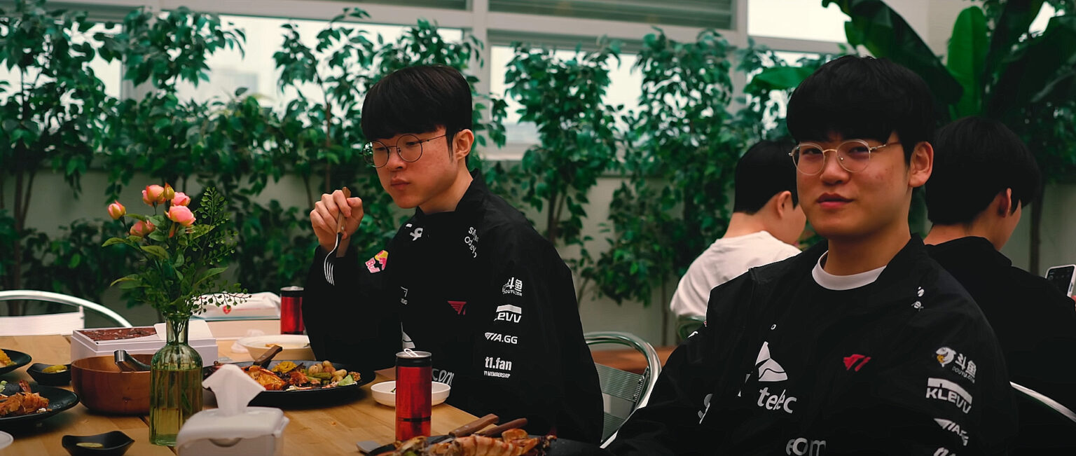 Eldar fyrir hetjur rafíþróttanna – Einkakokkur T1 opinberar leyndarmál eldhússins – Vídeó Eldar fyrir hetjur League of Legends – Einkakokkur T1 opinberar leyndarmál eldhússins