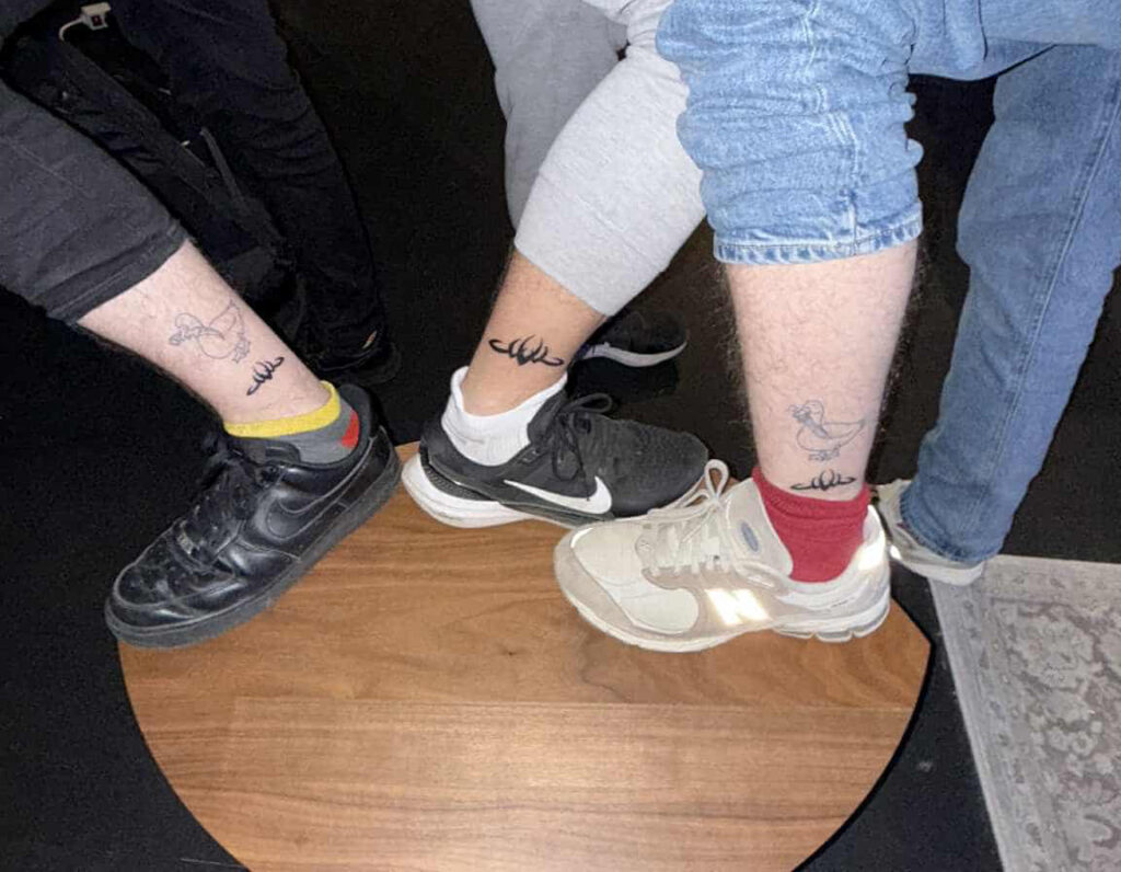 Steypa fékk sér Skjálfta tattú á mótinu: „Ég vildi vera hluti af teyminu“ Vinirnir þrír fönguðu stemninguna með Skjálfta-tattúi. Minning sem hverfur ekki. Símon, einn af þremur vinum sem fengu sér Skjálfta-tattú, sýnir afraksturinn með stolti.