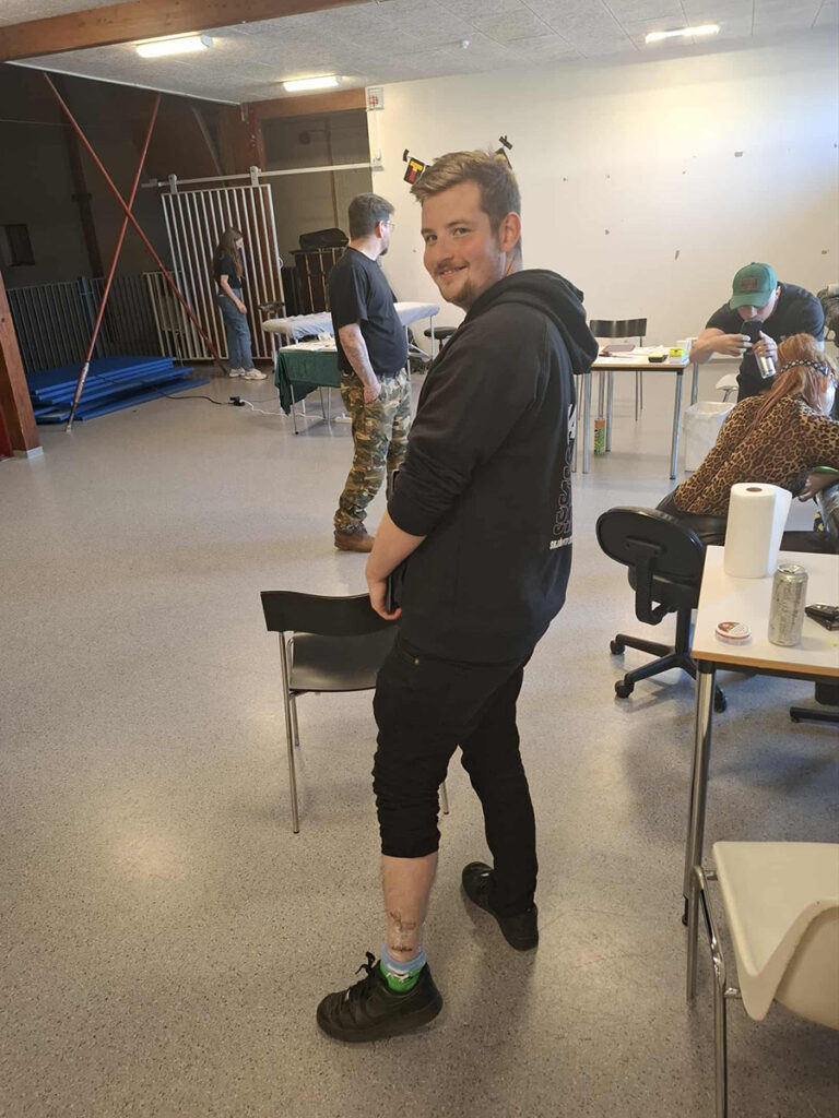 Vinirnir þrír fönguðu stemninguna með Skjálfta-tattúi. Minning sem hverfur ekki. Símon, einn af þremur vinum sem fengu sér Skjálfta-tattú, sýnir afraksturinn með stolti.