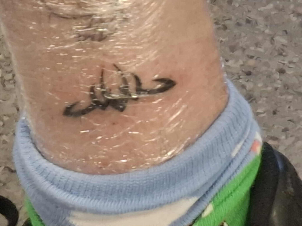 Vinirnir þrír fönguðu stemninguna með Skjálfta-tattúi. Minning sem hverfur ekki. Símon, einn af þremur vinum sem fengu sér Skjálfta-tattú, sýnir afraksturinn með stolti.