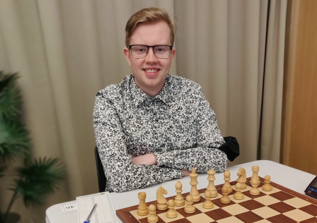 Símon að tafli í Kragerö. 