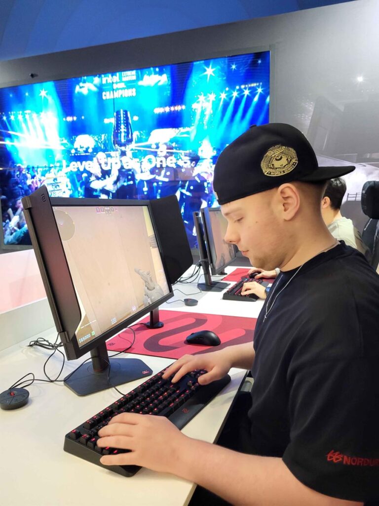 GeT_RiGhT hittingur og NAVI öskur ómaði um höllina á degi fjögur - CS2 Major mót - Búdapest